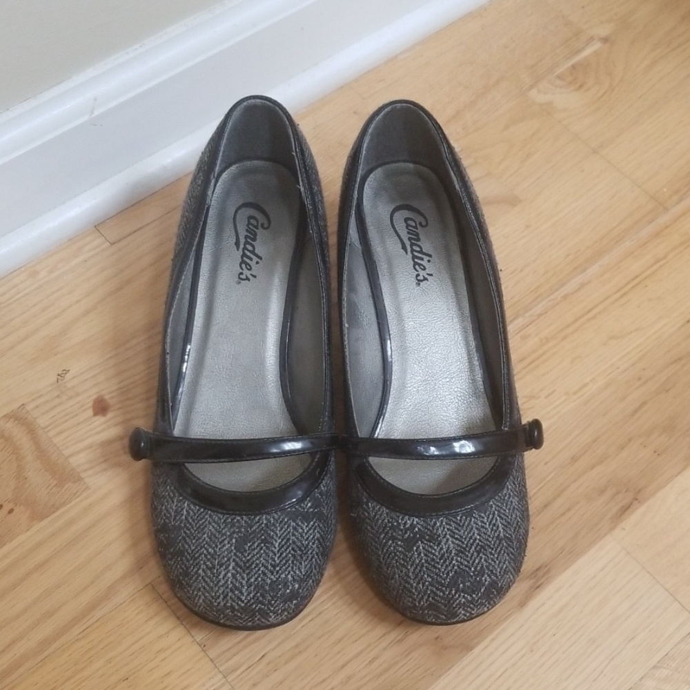 Low-heeled shoes